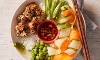 готовый лосось в кунжуте с рисом и овощами