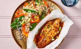 Как вкусно приготовить запеченную в духовке рыбу с отварным рисом и овощами