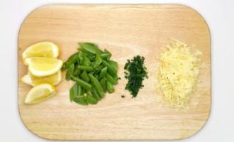 нарезаем лимон и зелень