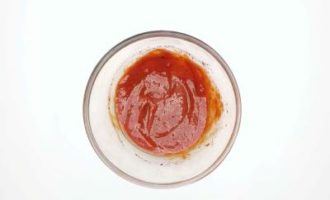 смешиваем томатный соус