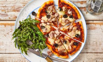 Как приготовить низкокалорийную пиццу с консервированным тунцом