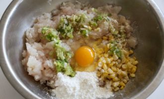 добавляем кукурузу и яйцо